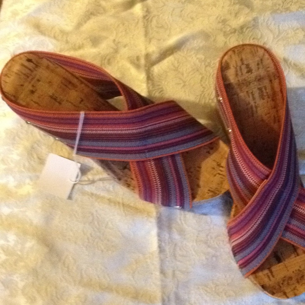 New but no box. Cork look wedge